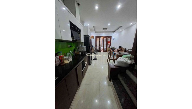 Cô Lan cán bộ về hưu gửi bán nhà trung tâm Thạch Bàn, Long Biên dưới 6.6 tỷ. DT 40m2